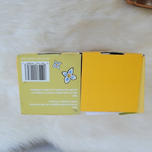 seasonall ceramic and wooden salt and pepper mill set new in box - Picture 2 of 4